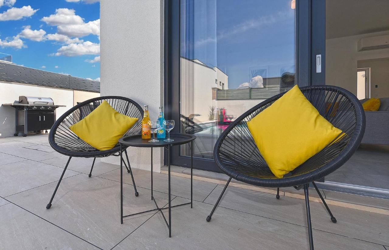 Villa Jlo 2 Mit 4 E-Bikes Peroj Esterno foto
