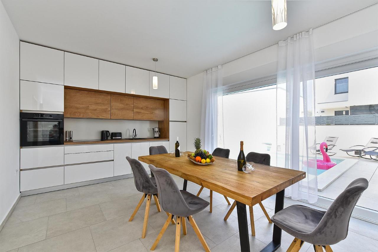 Villa Jlo 2 Mit 4 E-Bikes Peroj Esterno foto