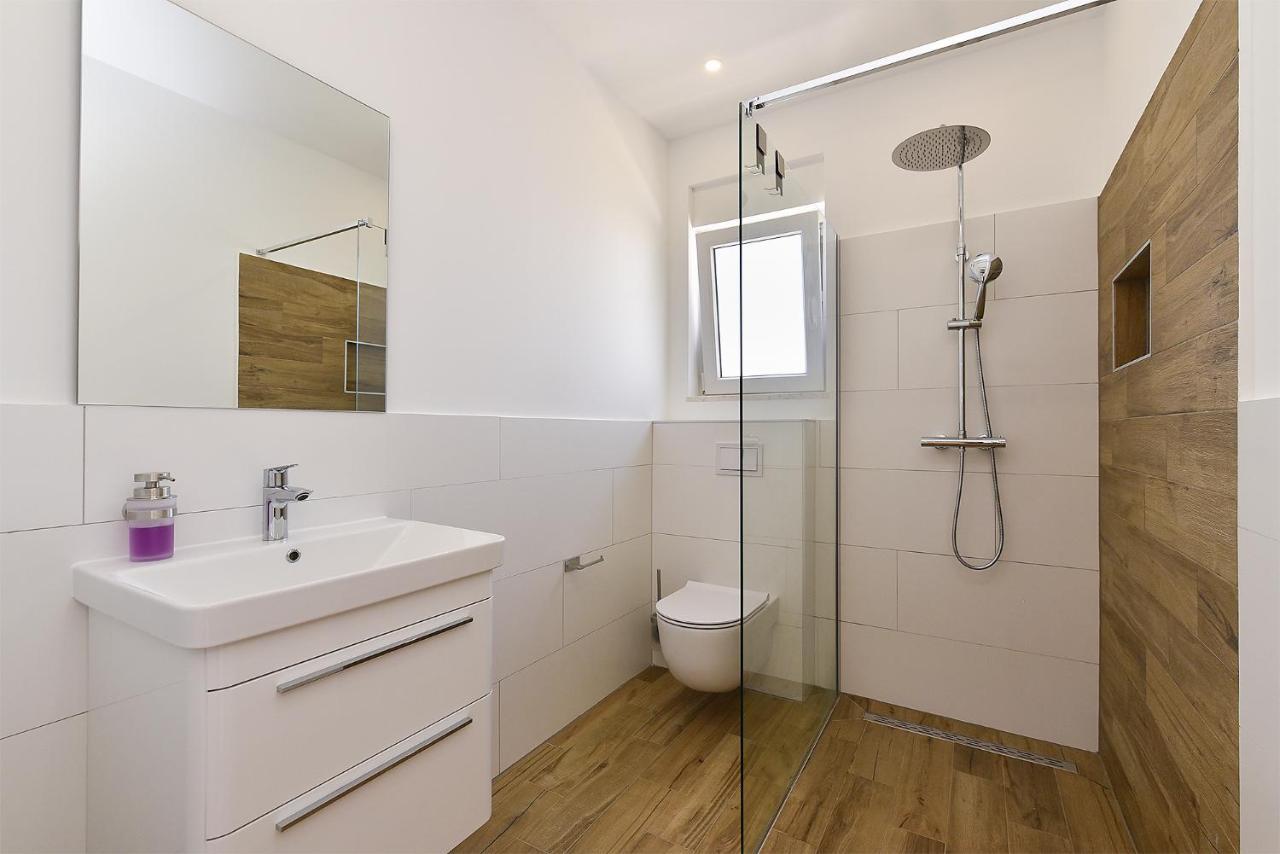 Villa Jlo 2 Mit 4 E-Bikes Peroj Esterno foto