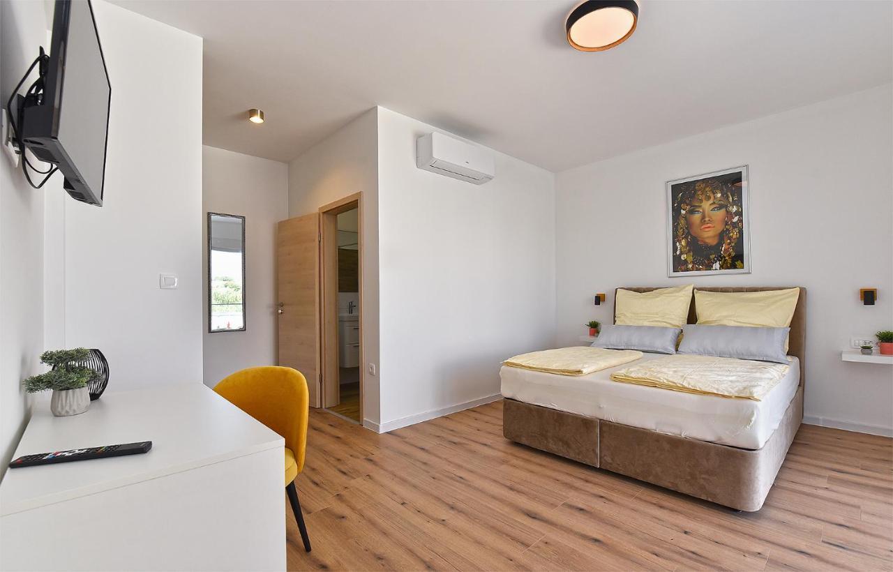 Villa Jlo 2 Mit 4 E-Bikes Peroj Esterno foto